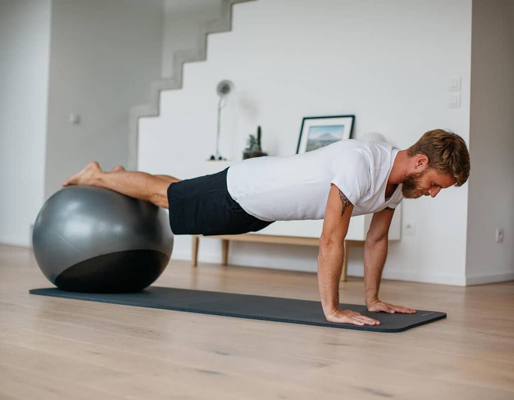 Ginnastica posturale con swisse ball